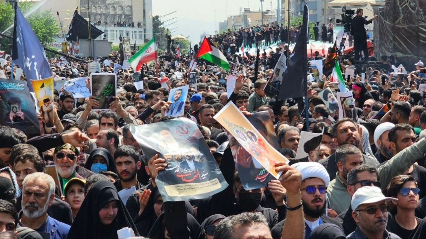 На улицы Тегерана вышли миллионы иранцев, чтобы проститься с президентом Раиси