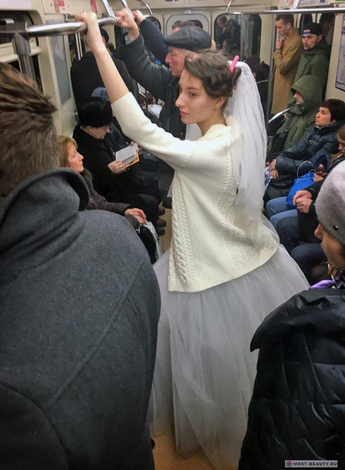 Удивительные фотографии модниц в метро: Невеста