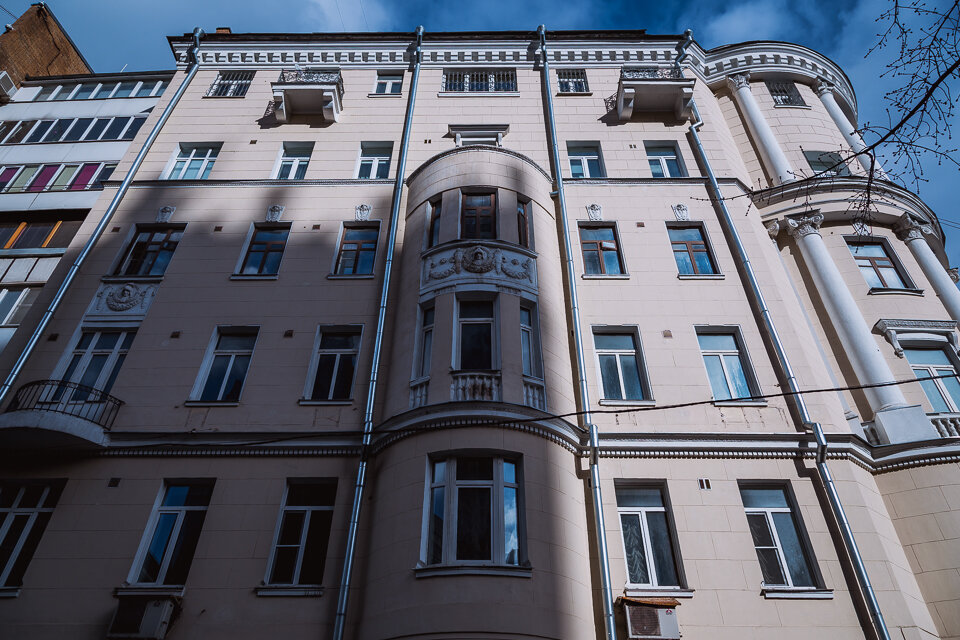 Верхние 2 этажа этого дореволюционного доходного дома добавлены уже в годы советской власти; здесь, кстати, жил Есенин :)