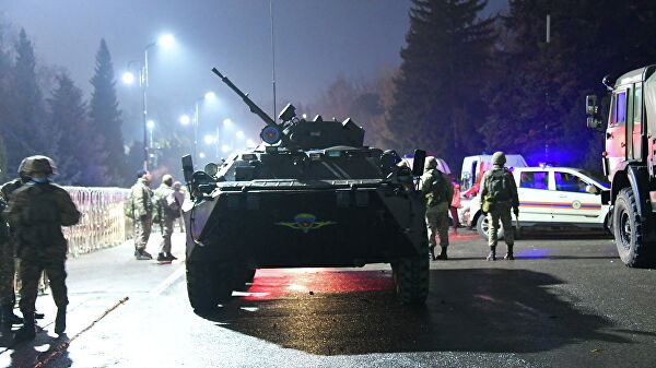 Военные на улице Алма-Аты, Казахстан