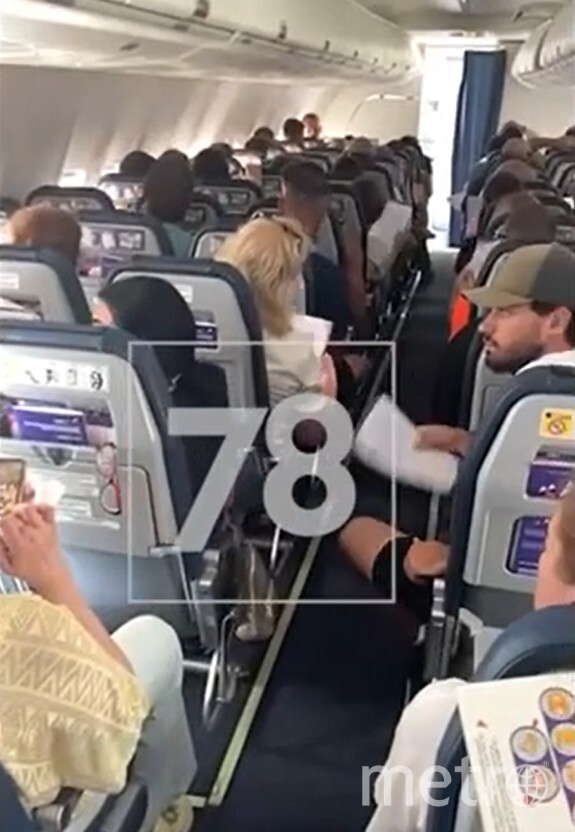 Стало жарко: в Пулково пассажир открыл аварийный люк в самолете