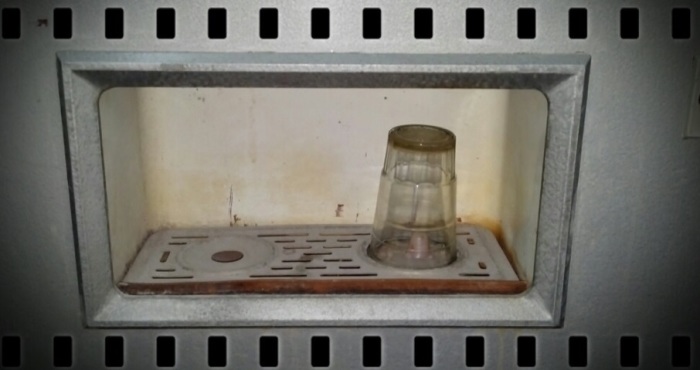 Система ополаскивания зачастую некачественно мыло стаканы, не удаляя даже следы помады / Фото: chippfest.blogspot.com