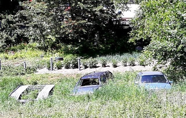 Польское село превратилось в свалку брошенных автомобилей Польское село превратилось в свалку брошенных автомобилей авто, свалка, факты