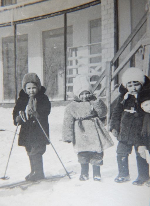 В советское время каждый ребенок от мала до велика умел кататься на лыжах.