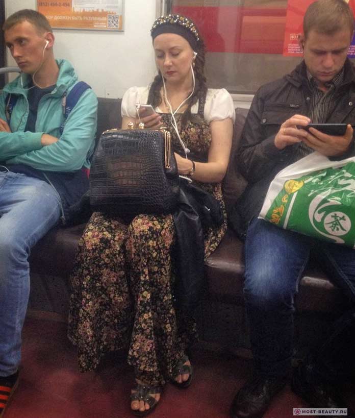 Красивые фотографии модниц в метро: Алёнушка