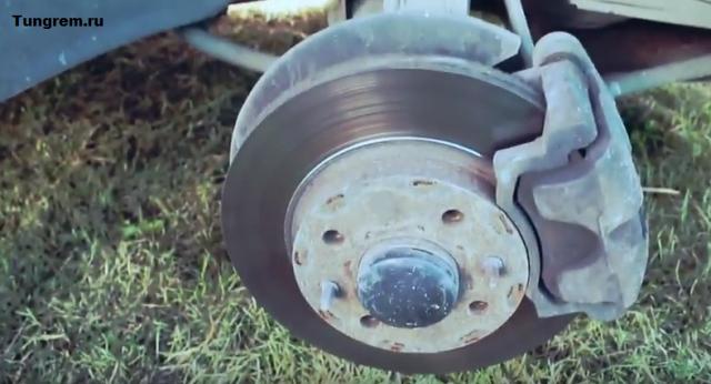 Снятие и замена передних тормозных колодок на Калине