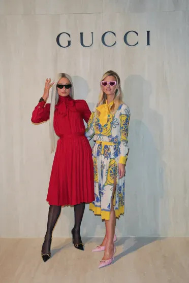 Неделя моды в Милане: Деми Мур в новом образе, Рената Литвинова с дочерью, Арина Соболенко и Кейт Мосс на показе Gucci Версаче, Донателла, Литвинова, Gucci, Милане, Арина, Рената, чёрной, Ромео, многие, пришла, Соболенко, Демны, экстремистской, организацией, коллекции, Пэрис, показ, ФеррариEsDeeKidПо, подиуму