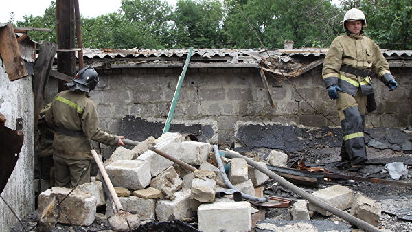 Сотрудники МЧС ДНР устраняют завалы в помещении гаража, полученные в результате артиллерийского обстрела 