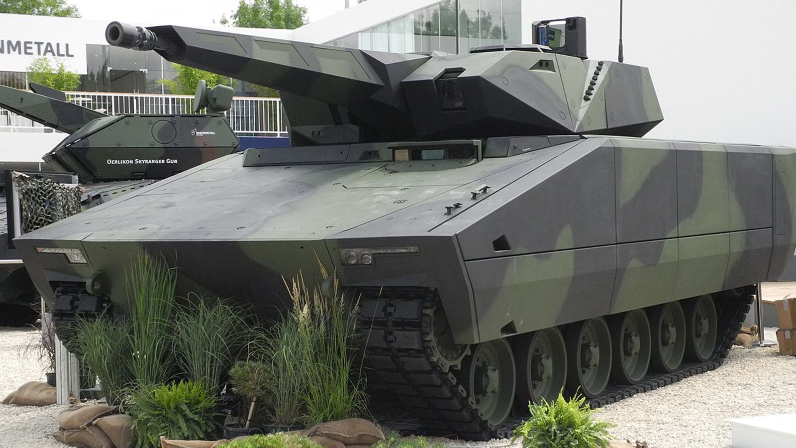 Германия передала ВС Венгрии первую партию БМП KF41 Lynx