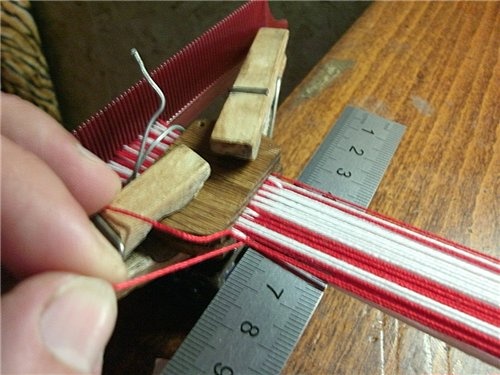 Плетение на дощечках карточки, очелья, ниток, Теперь, нитки, карточек, чтобы, Затем, часовой, делаем, сделать, плетения, хвост, можно, просто, струбцину, после, линейкой, опять, против