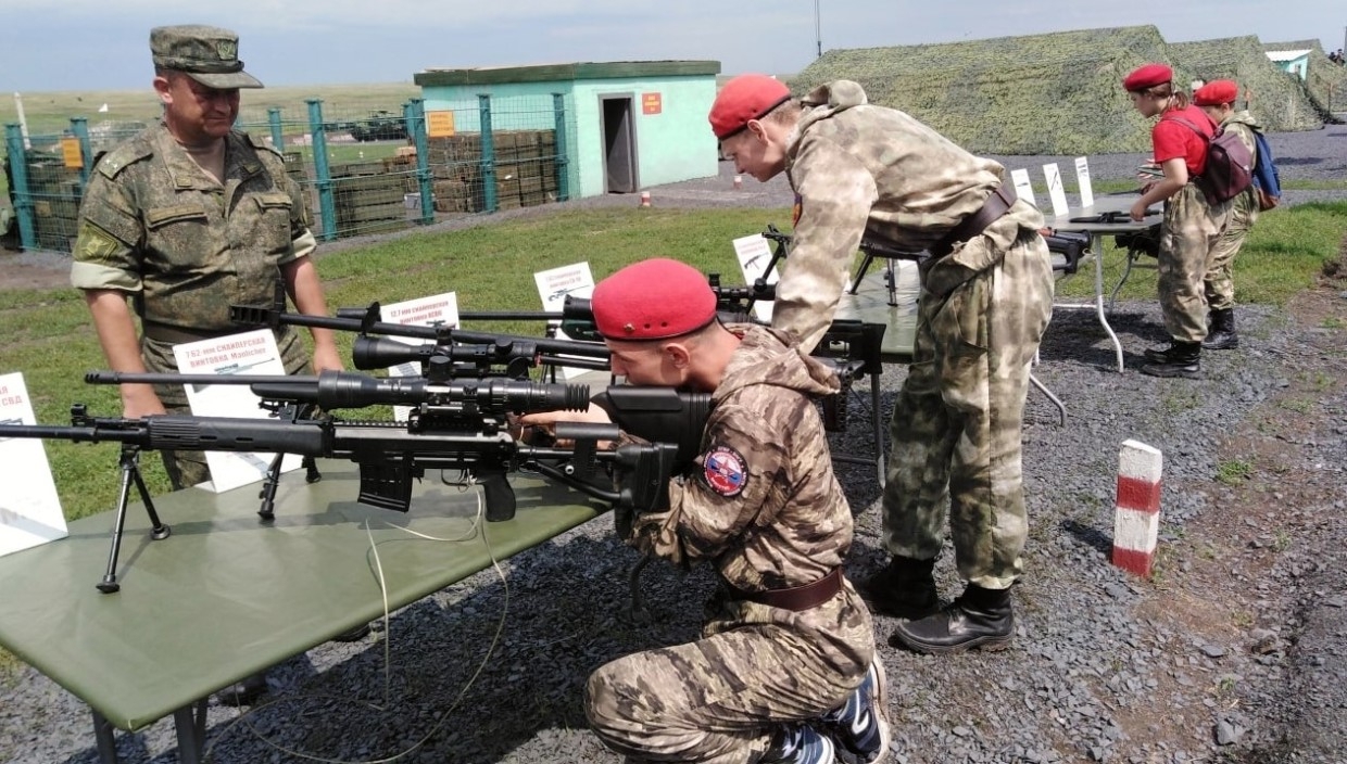 Юнармейцы посетили стрельбы и выставку вооружения на полигоне в Ростовской области