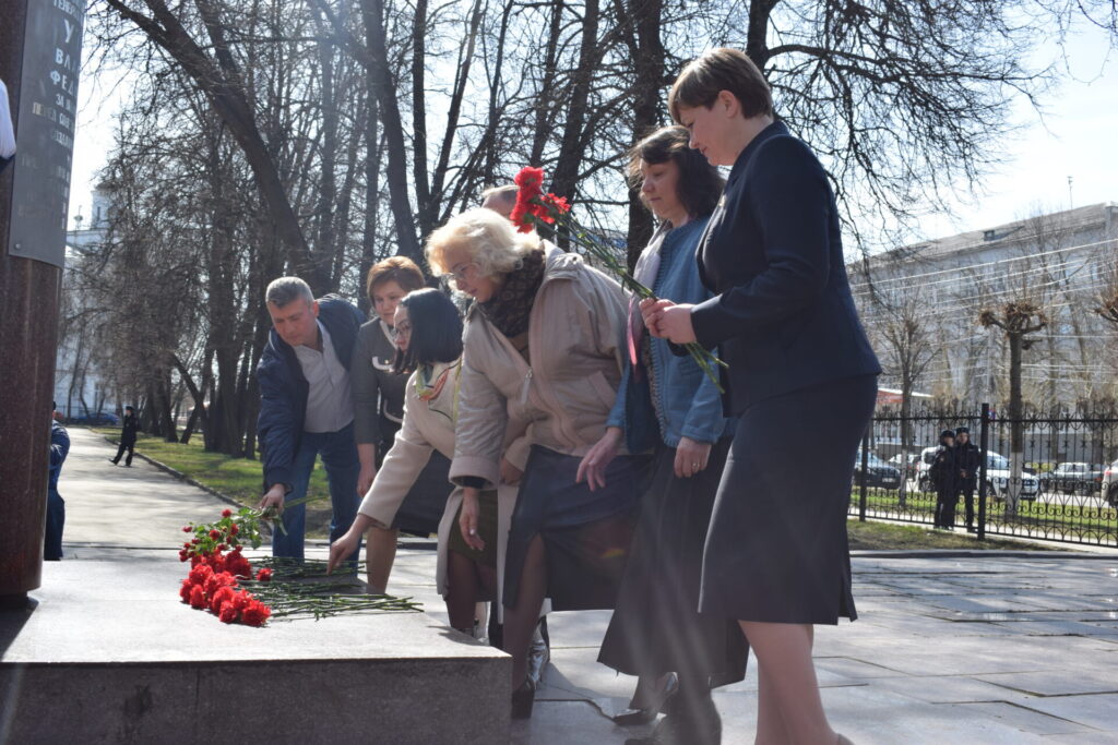 Депутаты Рязанской областной Думы возложили цветы к памятникам Константину Циолковскому и Владимиру Уткину