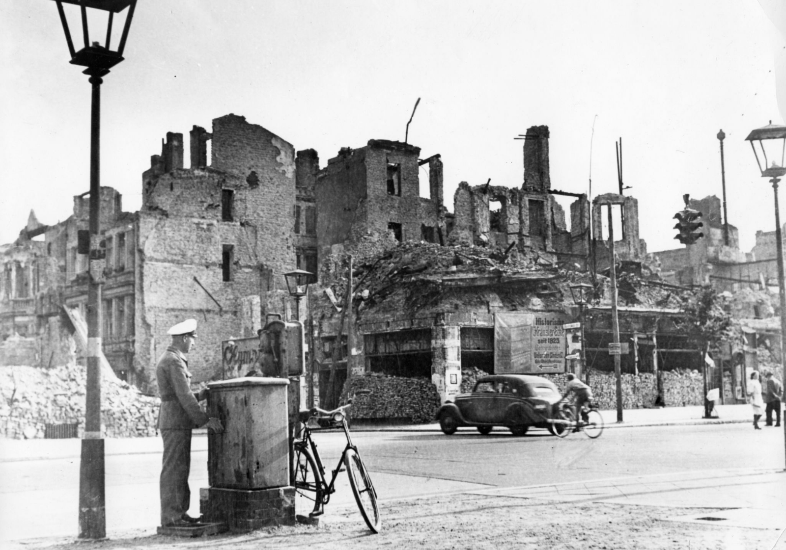 Разрушенный Берлин 1945. Берлин в руинах 1945. Развалины Берлина 1945 года. Берлин после войны 1945.