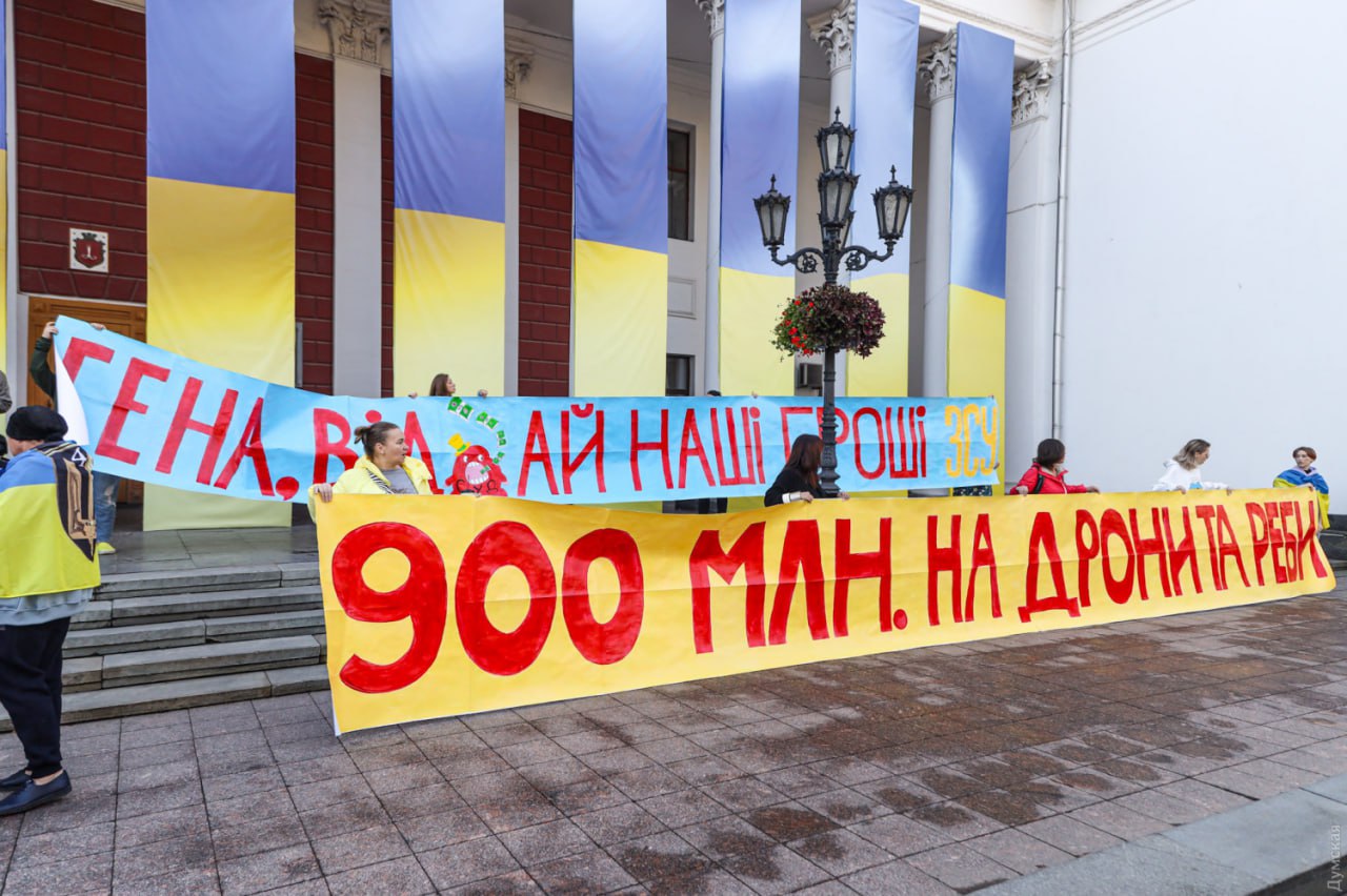 Что родственникам азовцев понадобилось в Одессе? украина