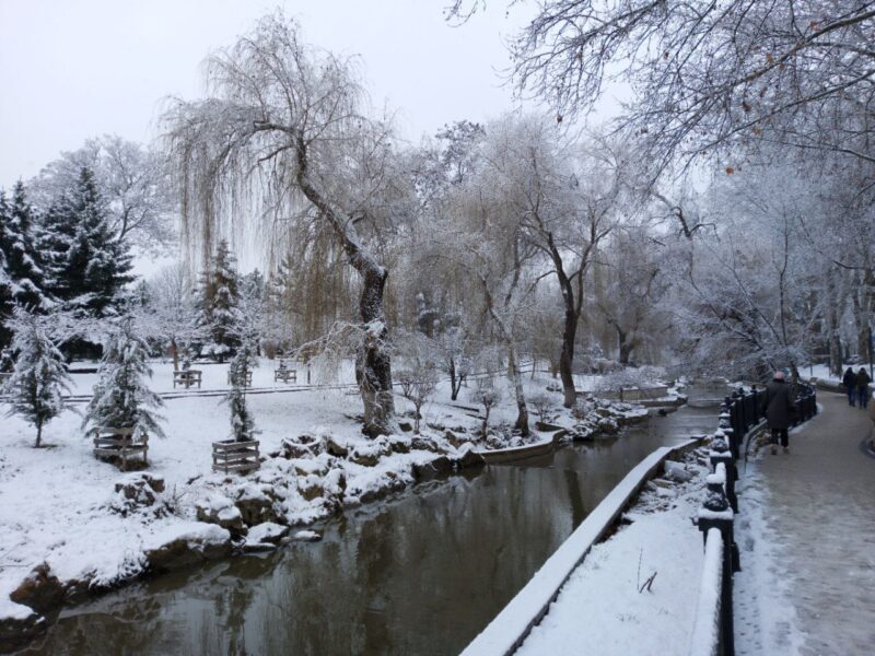 Зима в Симферополе: красиво, холодно и коммунальщикам работы добавилось
