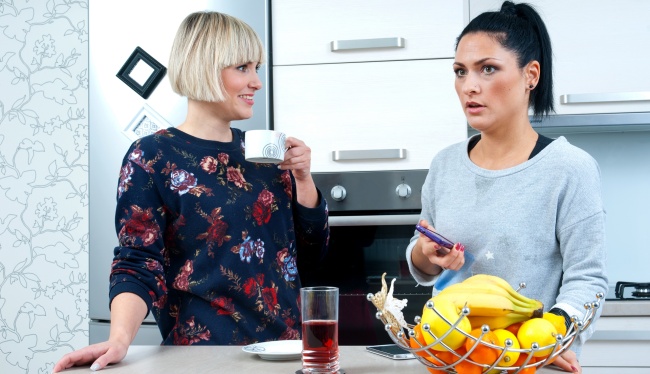 - Я где-то слышала, что Wi-Fi особенно вреден для женщин. - Конечно, вреден! Полы не помыты, жратва не готова, а всё потому что Wi-Fi! приколы