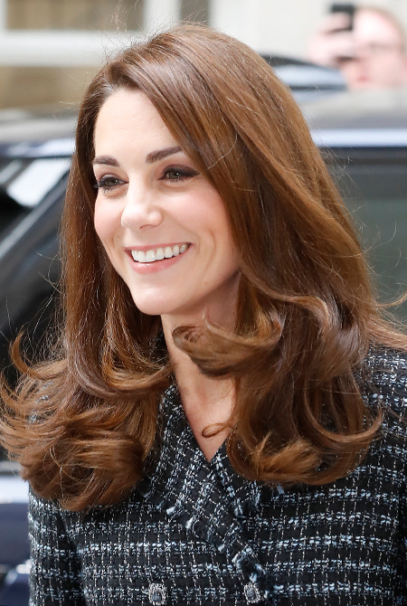 Все оттенки серого: Кейт Миддлтон и королева Елизавета вышли в свет в похожих образах Монархи / Британские монархи