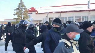 В протестах против бизнеса Козака, радикалы жгли покрышки и нападали на полицейских