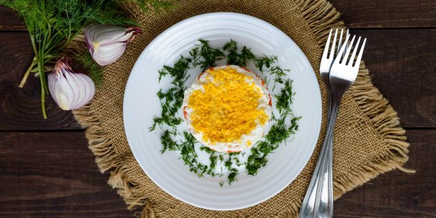 10 салатов с копчёной курицей, которые точно придутся по вкусу копчёной, нарежьте, Салат, ложки, небольшими, курицей, натрите, кусочками, курицу, тёрке, майонезом, Сверху, сыром, твёрдого, посыпьте, тарелку, посолите, выложите, смазывайте, крупной