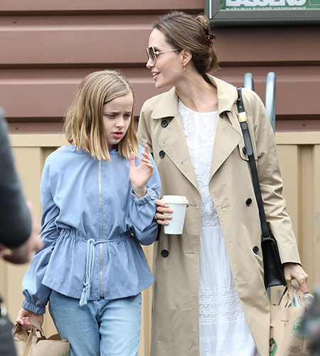 Сама нежность: Анджелина Джоли на прогулке с дочерью Вивьен Дети,Дети знаменитостей