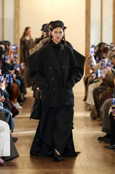 Ирина Шейк вышла на подиум на показе Uma Wang в Париже модель, ШейкИрина, высказалась, актёра, голливудского, восьмилетнюю, воспитывает, УкраинеИрина, конфликте, феминизме, Ирина, Купера, прессконференции, время, Италии, Sanremo, фестиваля, музыкального, ежегодного, ведущей