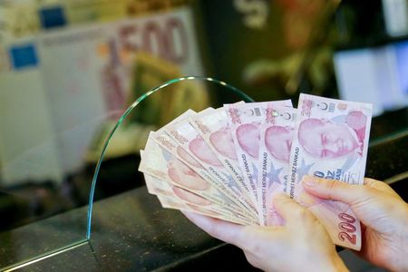 A money changer holds Turkish lira banknotes at a currency exchange office in Ankara, Turkey September 27, 2021. REUTERS/Cagla Gurdogan 