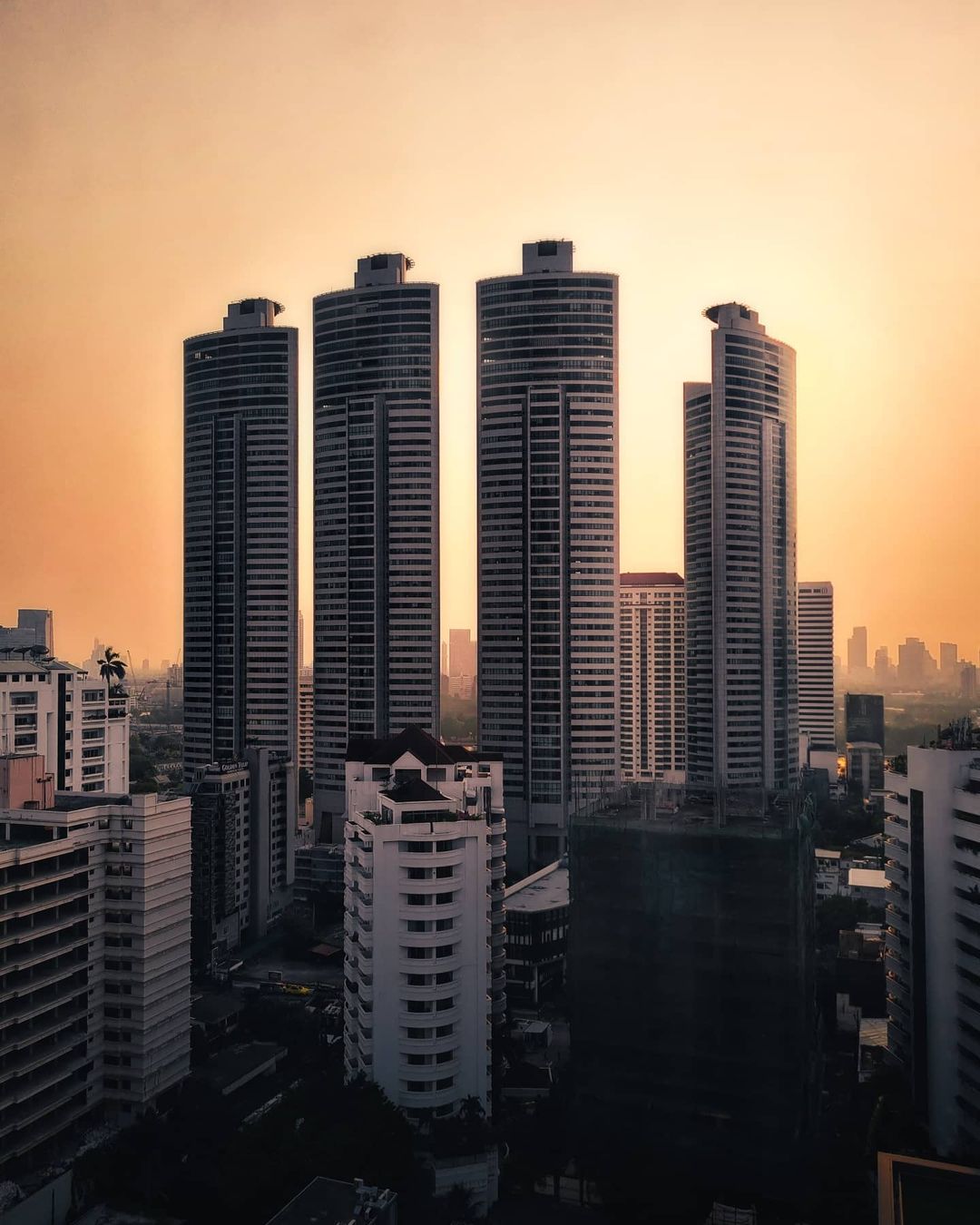 Фотопрогулка по Бангкоку городской, Наттачат, фотографии, Читать, в Instagram, странице, своей, пейзажами, городскими, удивительными, делится, архитектурной, уличной, Вахираваракарн, фокусируется, Таиланд, Бангкока, исследователь, фотографсамоучка, талантливый