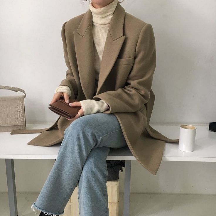 Ода минимализму: стильный образ без лишних деталей для уверенных девушек