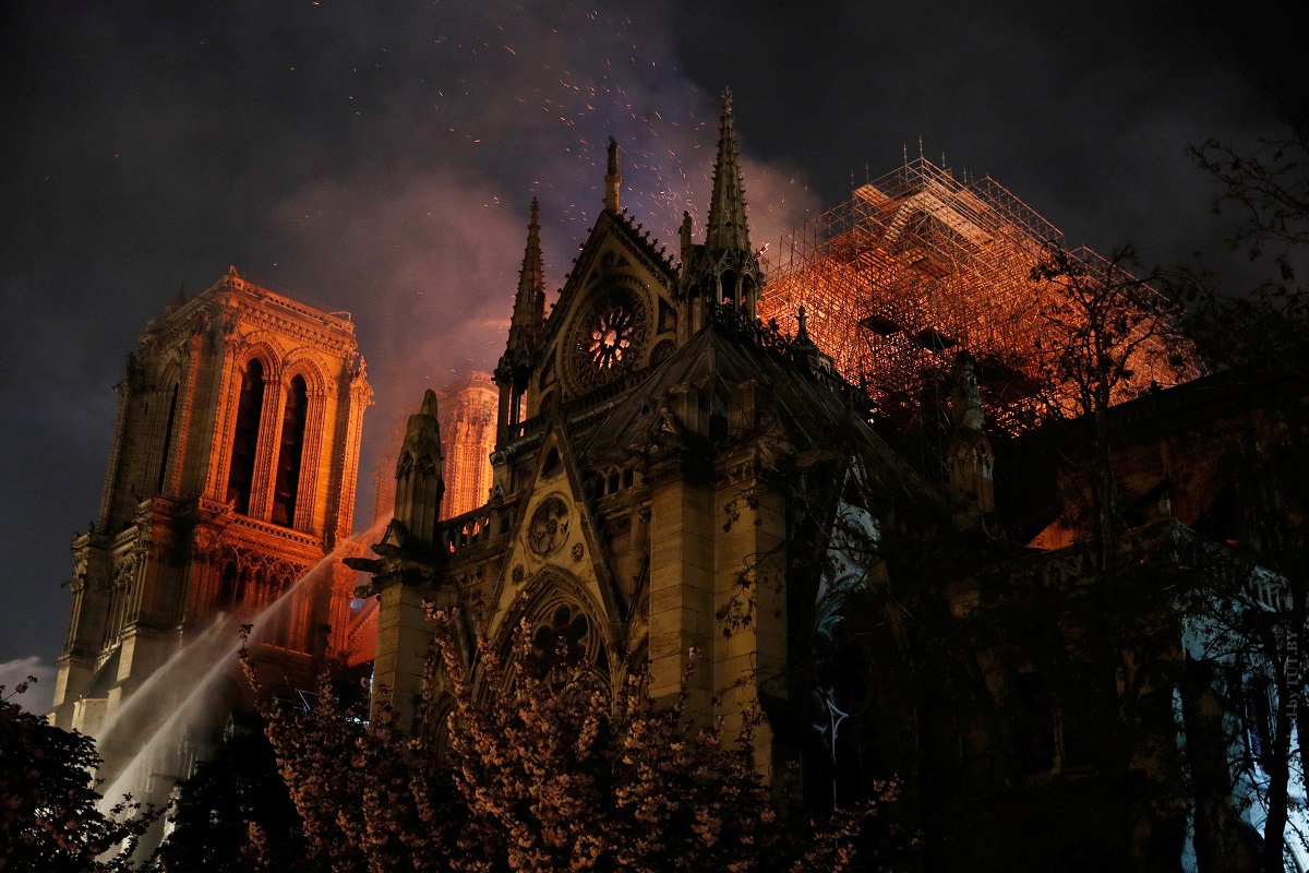 РПЦ призвала французов покаяться после пожара в Нотр-Дам де Пари Нотр-Дам де Пари,общество,пожар,Франция