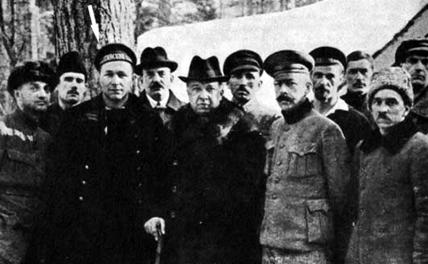 На фото: Степан Петриченко среди русских эмигрантов в Финляндии в 1921 году