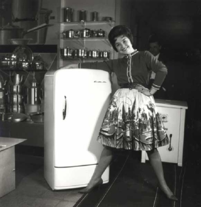 Реклама холодильника. СССР, 1960-е годы.