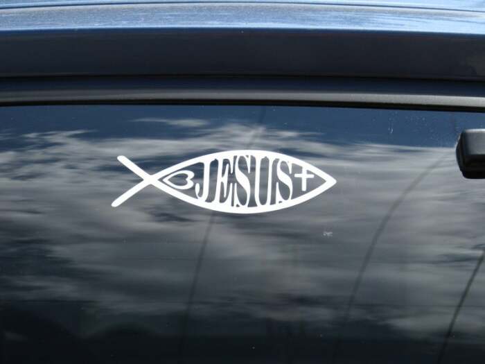 На машины эти символы крепят верующие люди. ¦Фото: wikiwand.com.