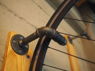 Простой кронштейн для велосипеда на стену из подручных материалов доски, трубы, показано, фланцыдержатели, кронштейн, кронштейну, сразу, должна, очень, доска, вашего, Стальные, водопроводные, уголки, велосипеда, стену, будет, несколько, вертикальной, колесо
