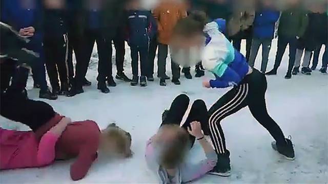 Ожесточенную групповую драку четырех школьниц в окружении толпы зевак сняли на видео