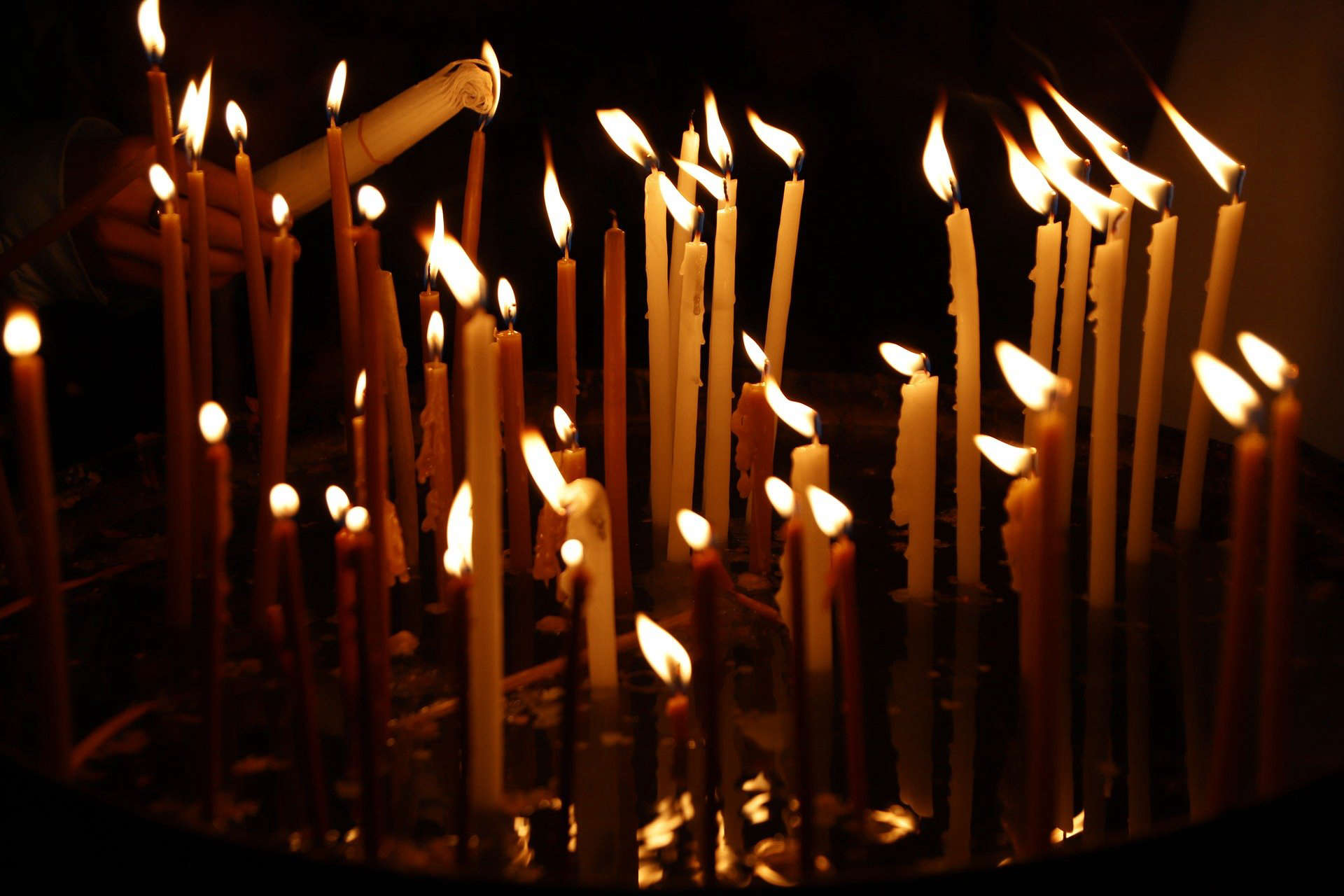 Российская делегация получила Благодатный огонь в храме Гроба Господня