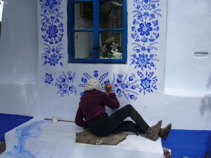 Агнешка Кашпаркова - 90-летняя мастерица, которая разрисовала дома в чешской деревне