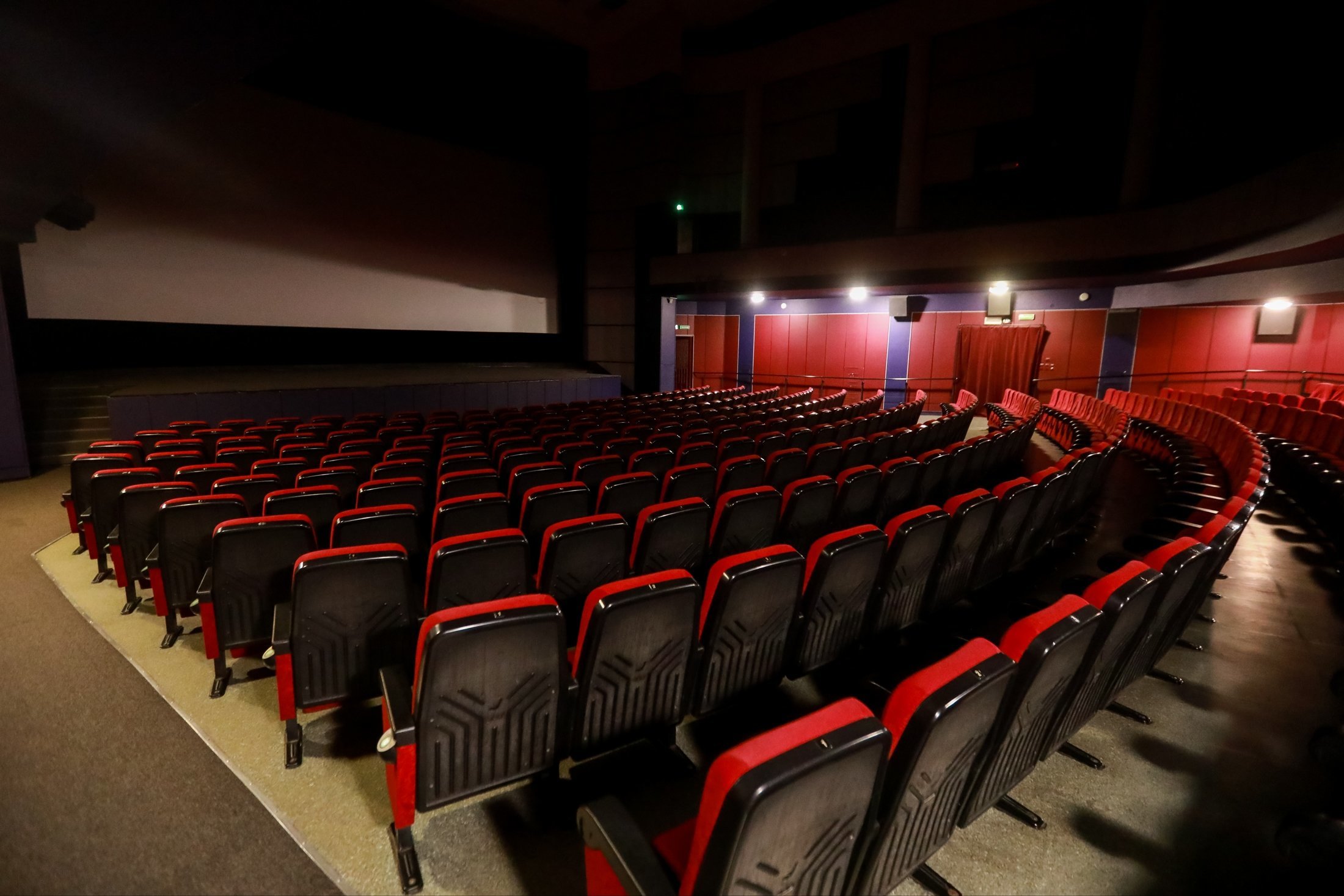 кинозал. какие кинотеатры будут работать. зал кинотеатра. красивый кинотеатр. кинотеатр.