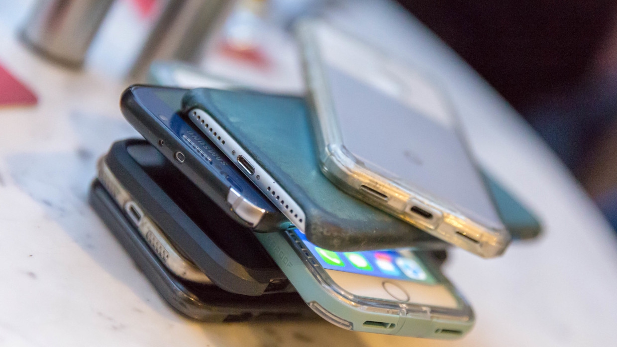 В Роскачестве объяснили, почему нельзя выбрасывать старый смартфон