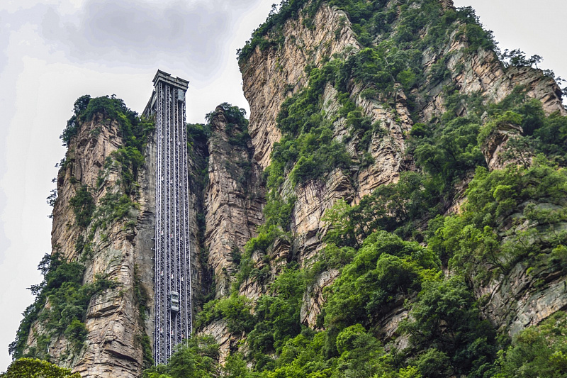 Bailong Elevator – самый высокий лифт в мире, поднимающий туристов на вершину скалы авиатур