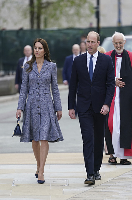 Кейт Миддлтон и принц Уильям посетили церемонию открытия мемориала в память о жертвах теракта в Манчестере Монархии