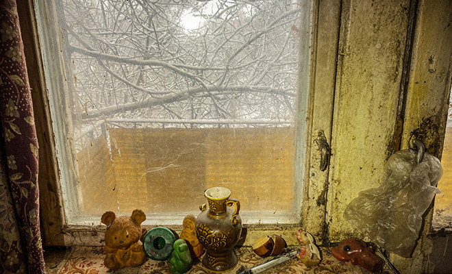 Прохожий зашел в расселенный московский дом и нашел мрачную квартиру: по вещам мужчина представил, кто здесь жил Культура