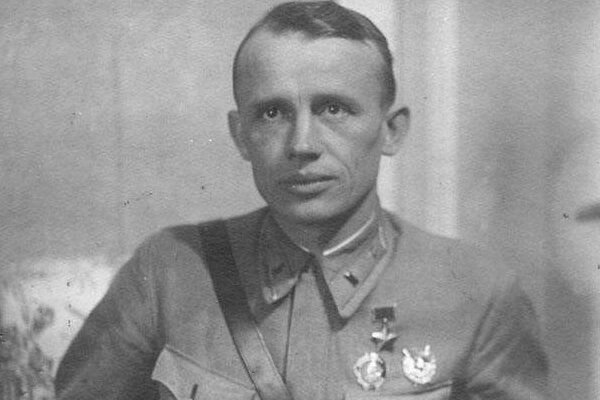 "Воин, который сразу же вызывает уважение" - что немцы сделали с пленным летчиком-Героем Советского Союза в 1942 году? история
