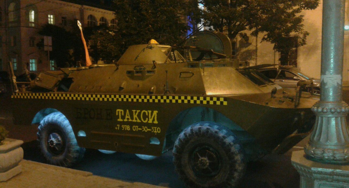 Tank Taxi: британский таксист развозит клиентов на БТР Автомобили