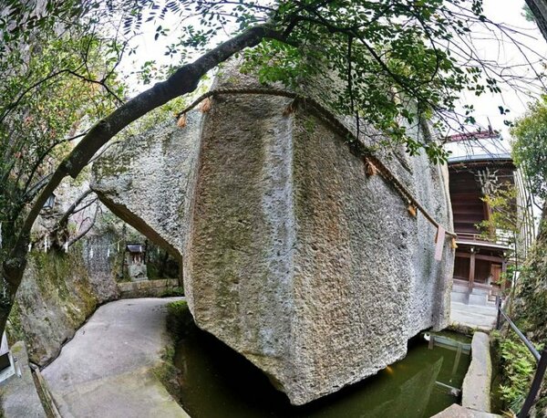 Загадочный мегалит Иши-но-Ходен, Япония. Для какой же конструкции могла понадобиться такая деталь?