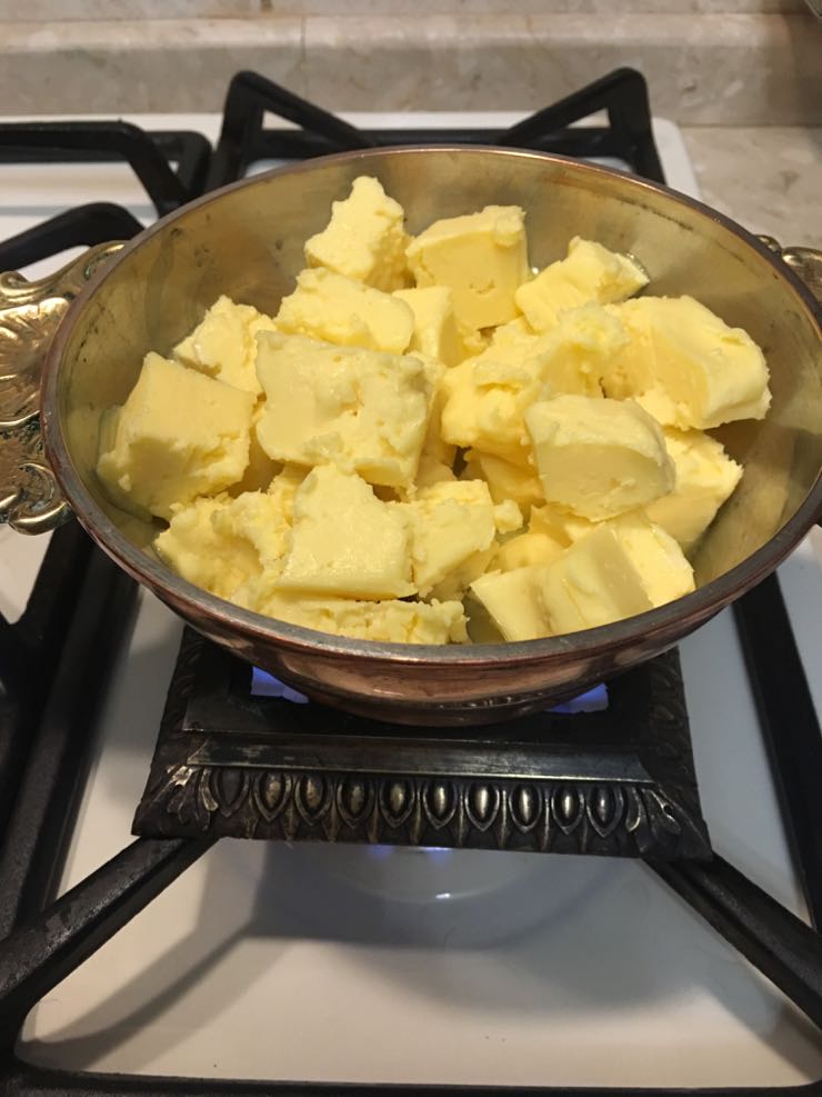 Топленое кипящее масло для приготовления пищи. Гхи. Приготовление гхи. Масло гхи как приготовить. Готовить с маслом.