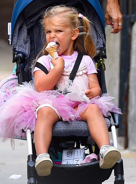 Бунтарка и принцесса: Ирина Шейк на прогулке с дочерью Леей в Нью-Йорке Мода,Стиль звезд