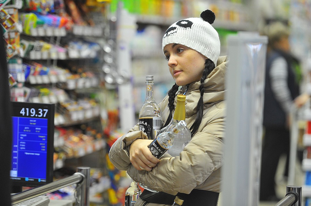 За продажу алкоголя подросткам наказывают и магазин, и сотрудников. Фото: Евгения ГУСЕВА