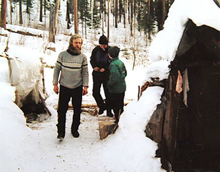 Виктор Антипин возле их таёжного дома.