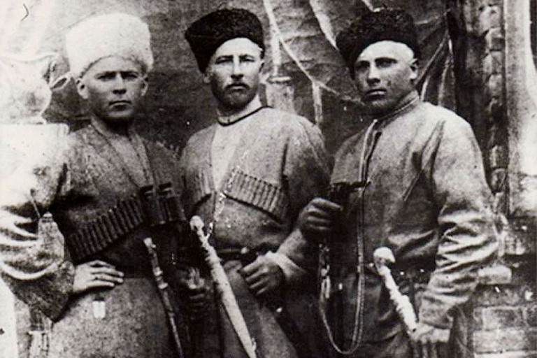 Заглавное фото. И. Кочубей (слева, в своей знаменитой белой папахе), его заместитель по бригаде Михайлов и родной брат Антон