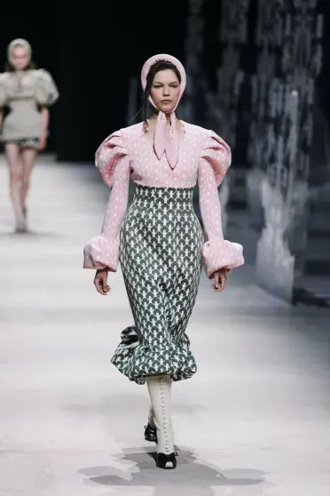 Александр Рогов, Эвелина Хромченко, Юлия Барановская и Мария Миногарова на показе Алёны Ахмадуллиной Alena, Akhmadullina, весналето, 2026Показ, показе, Миногарова, 2026Мария, 2026Миша, Рогов, посетили, Приданое, Ахмадуллина, коллекции, новой, показ, памяти, красоте, вещей, которые, невестыКоллекция